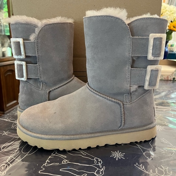 UGG Shoes - Gorgeous barely worn womens size 9 Uggs with ivory colors faux buckles